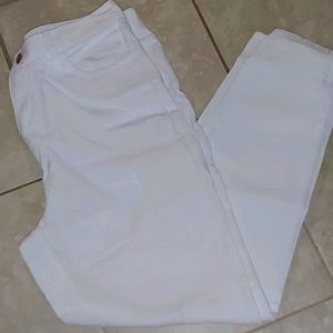 White denim pants